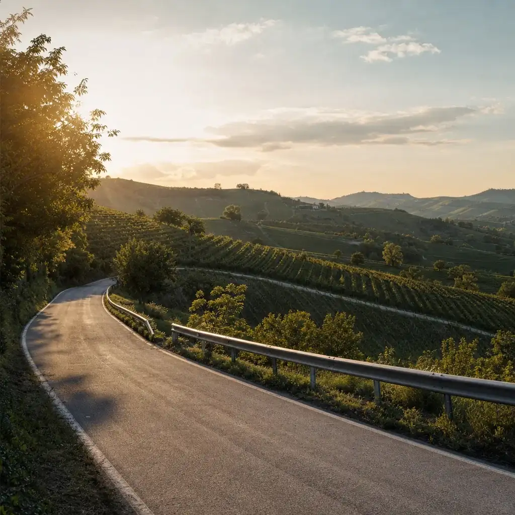 Strada collinare del Monferrato con guardrail